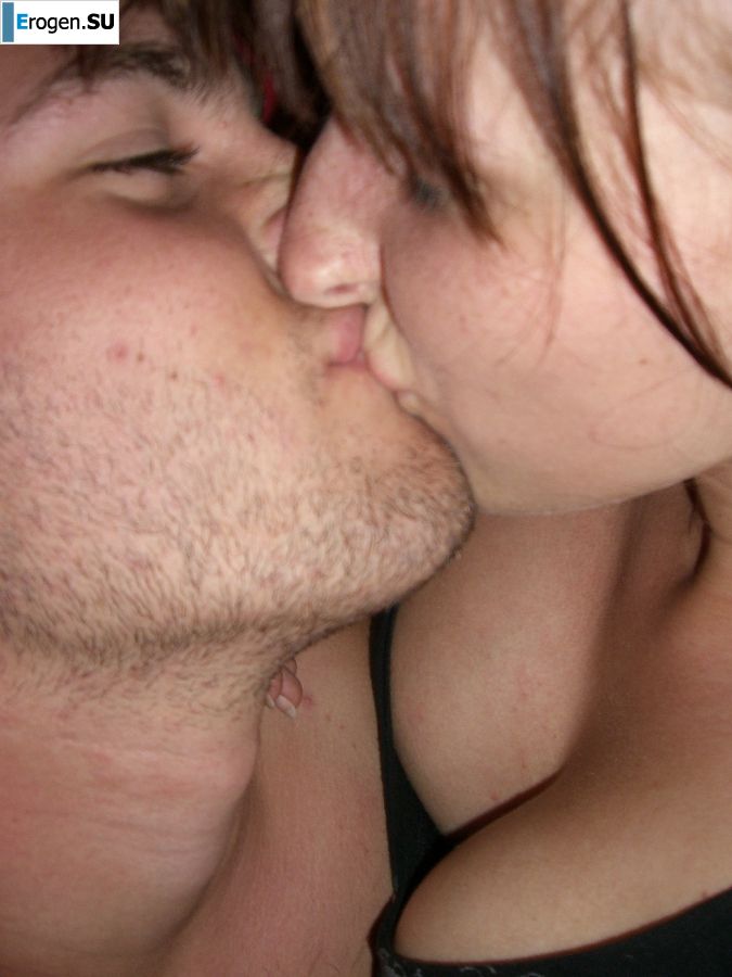 An appetizing student took off everything and showed a shaved pussy. Photo 15