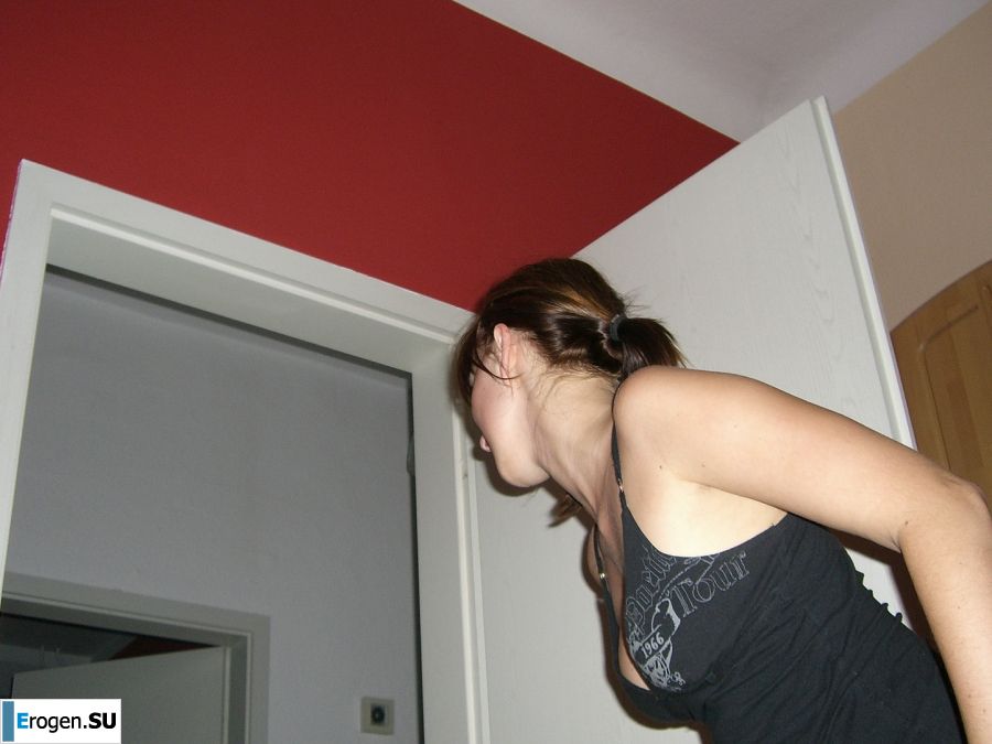 An appetizing student took off everything and showed a shaved pussy. Photo 18