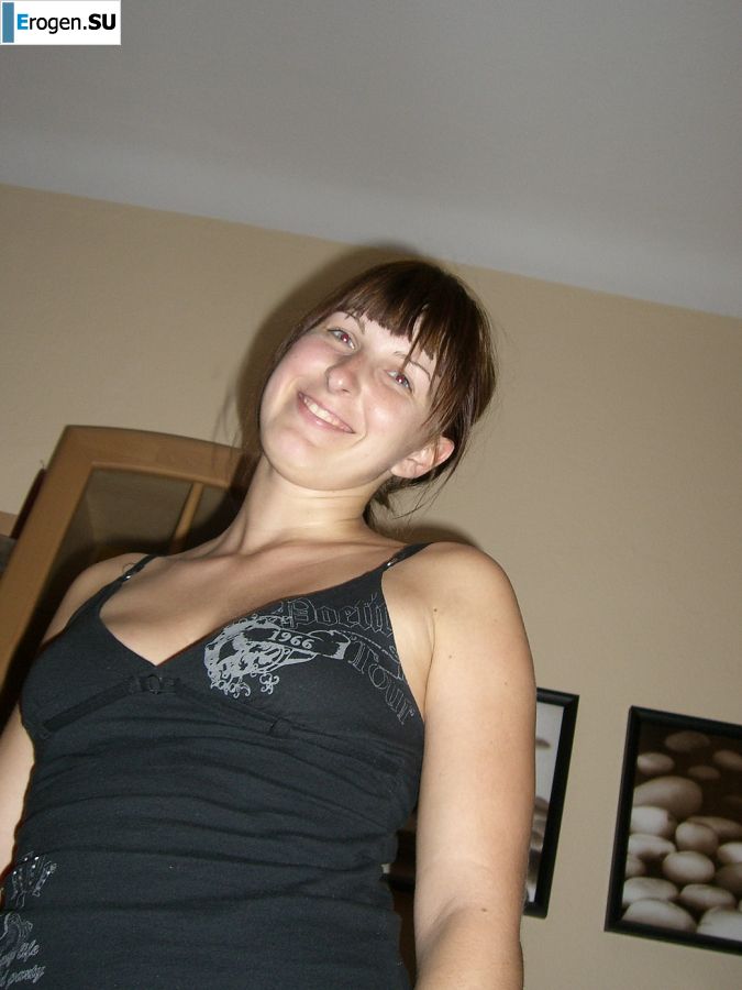 An appetizing student took off everything and showed a shaved pussy. Photo 21