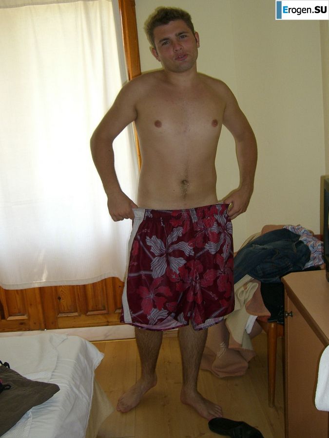 An appetizing student took off everything and showed a shaved pussy. Photo 32