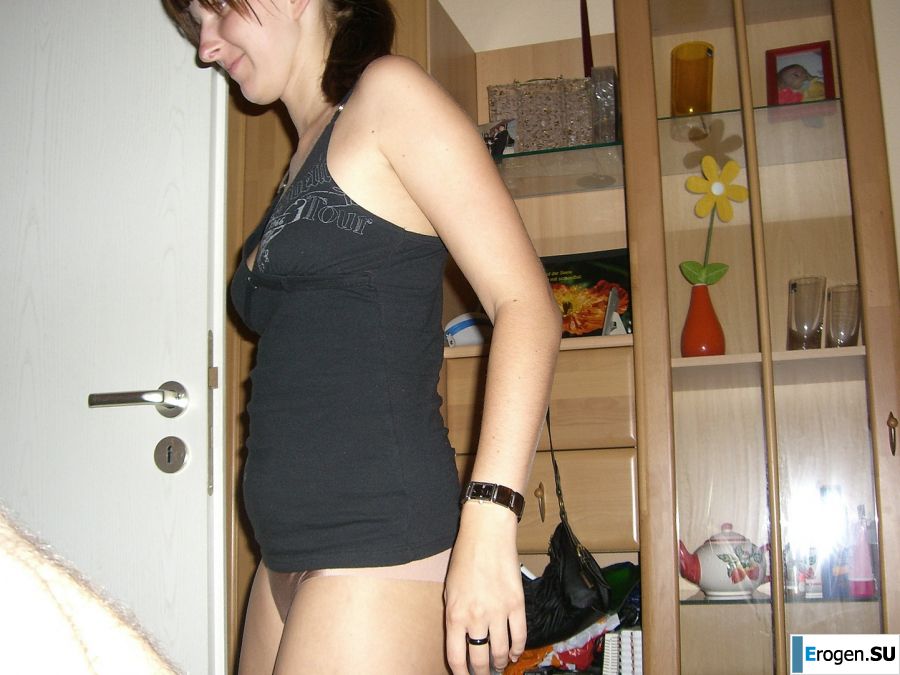 An appetizing student took off everything and showed a shaved pussy. Photo 7
