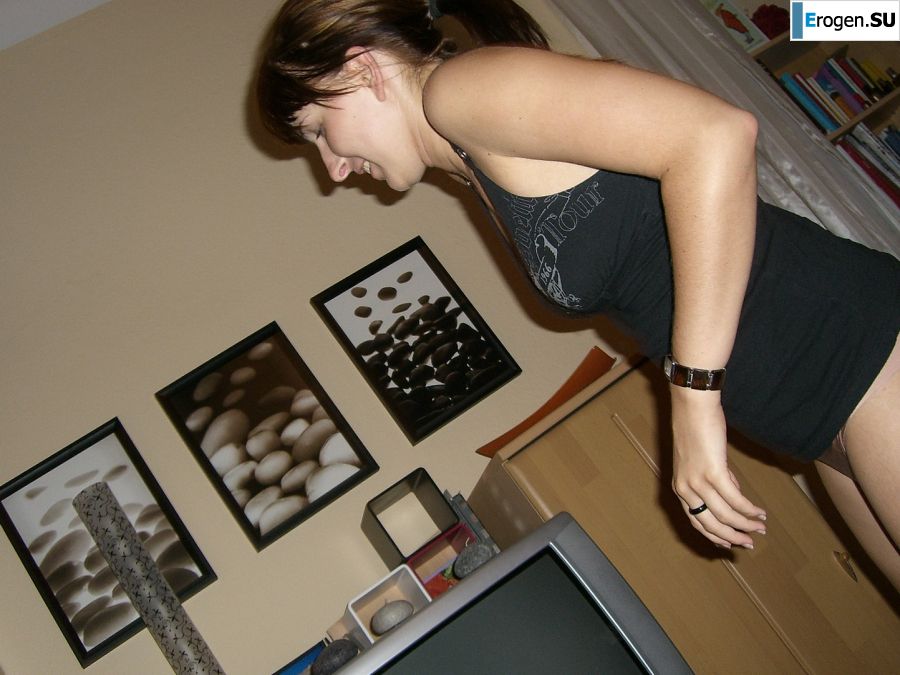 An appetizing student took off everything and showed a shaved pussy. Photo 9