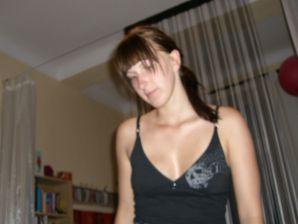 An appetizing student took off everything and showed a shaved pussy. Thumb 6