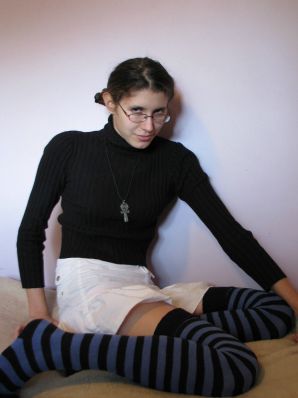 A pretty student is fingering a pussy and showing her labia. Thumb 30