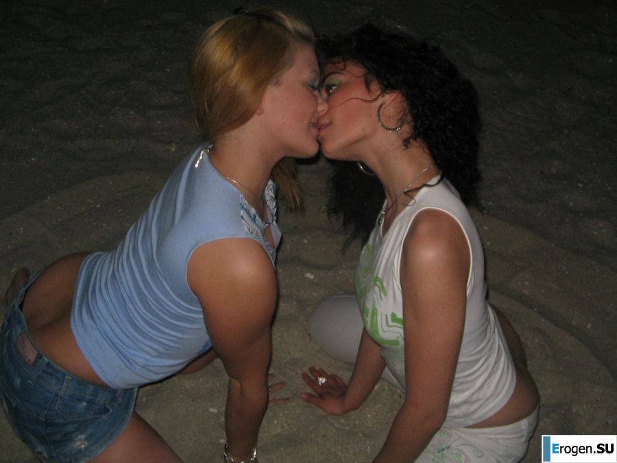 Blonde and brunette kiss and show boobs to each other. Slide 34