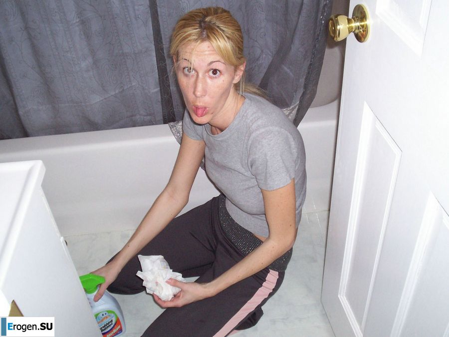 A mature blonde in pink lingerie showed her ass and took out a vibrator. Slide 2