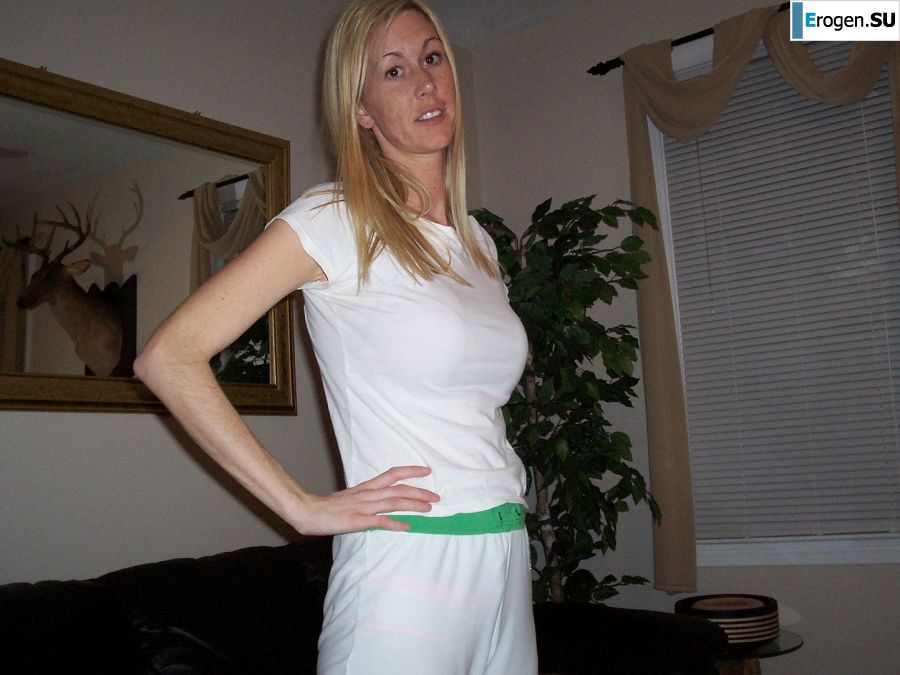 A mature blonde in pink lingerie showed her ass and took out a vibrator. Slide 3