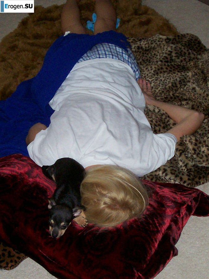 A mature blonde in pink lingerie showed her ass and took out a vibrator. Slide 33