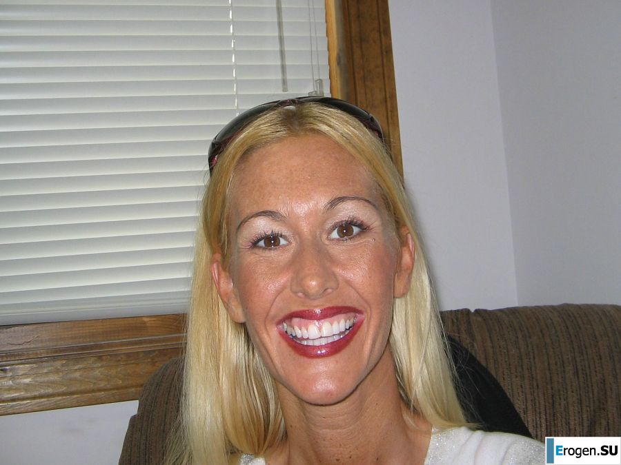 A mature blonde in pink lingerie showed her ass and took out a vibrator. Slide 35