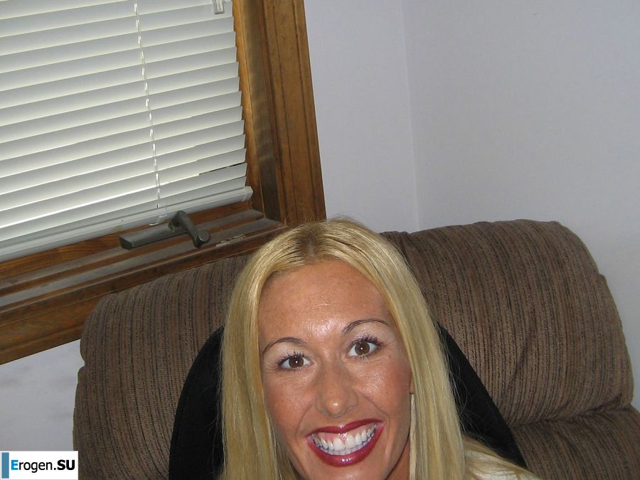 A mature blonde in pink lingerie showed her ass and took out a vibrator. Slide 36