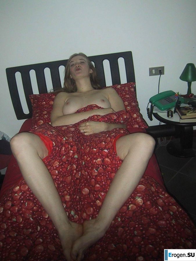 A tall blonde with wide hips undressed at home and showed tits. Part 2. Slide 20