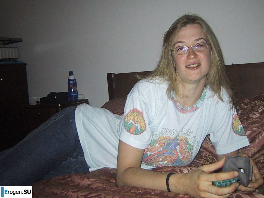 A tall blonde with wide hips undressed at home and showed tits. Part 2. Slide 24