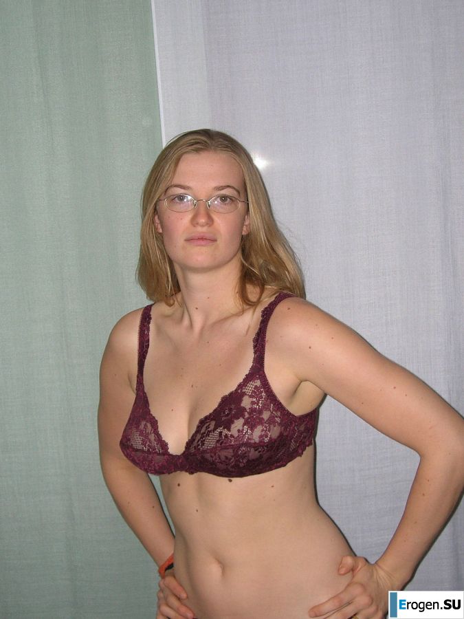 A tall blonde with wide hips undressed at home and showed tits. Part 2. Slide 4