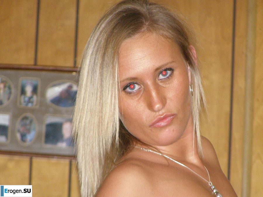 A blonde in pink panties drank and spread her legs in a billiard club. Photo 15