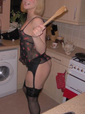 Fatal blonde in lingerie posing languidly and then undressing. Thumb 33