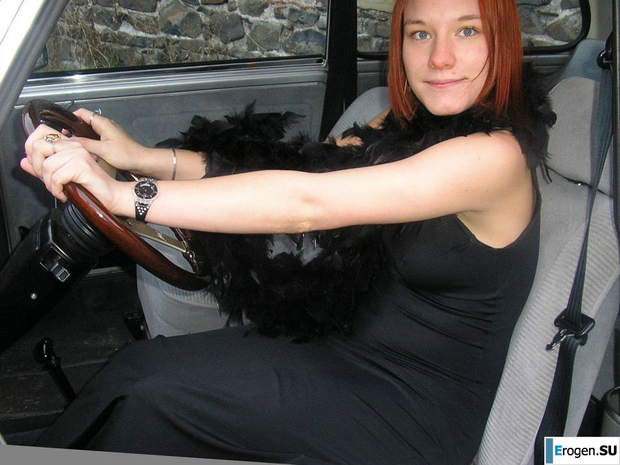A redhead girl in fishnet tights undresses right on the street. Photo 8