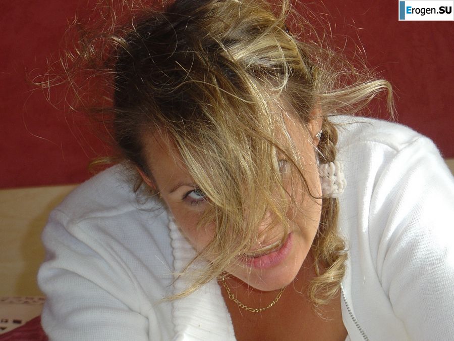 A mature woman changes into a schoolgirl and has sex. Slide 2
