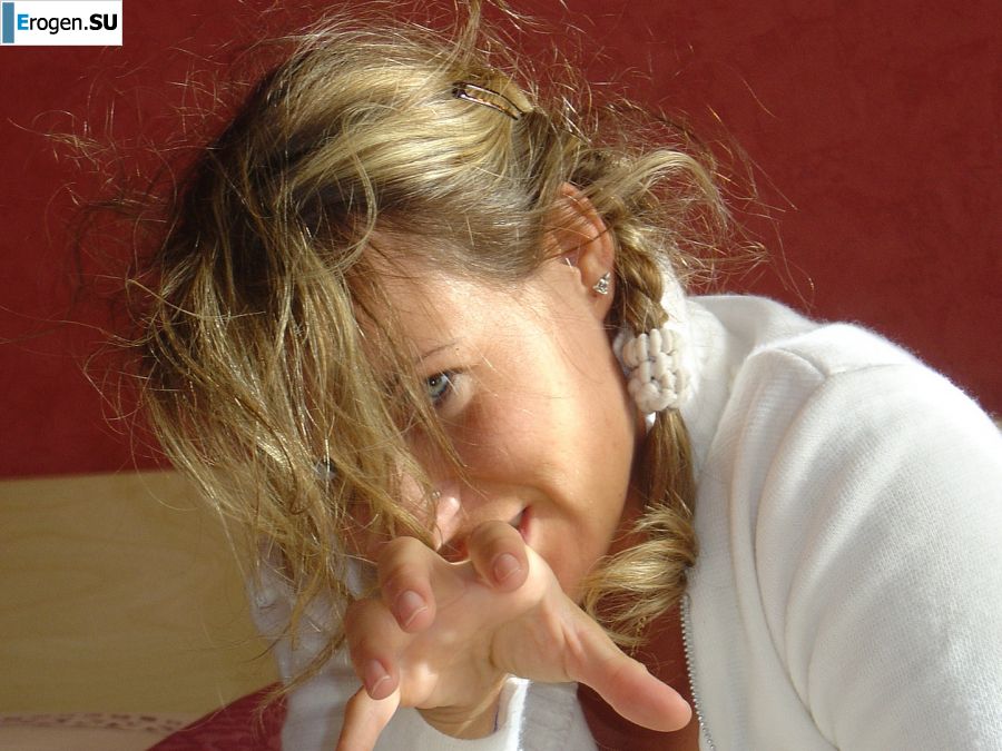 A mature woman changes into a schoolgirl and has sex. Slide 3