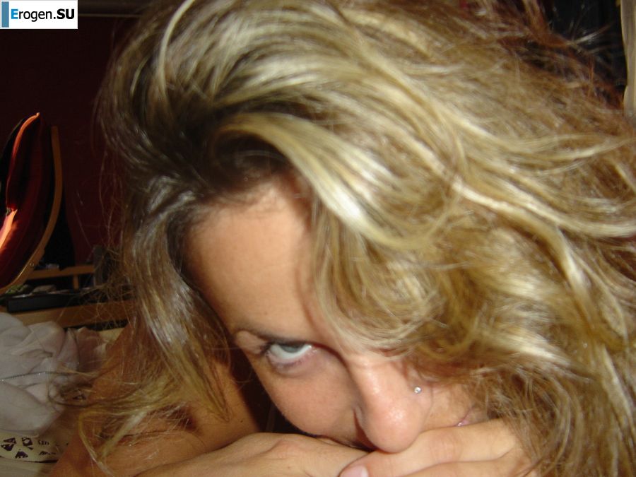 A mature woman changes into a schoolgirl and has sex. Slide 8