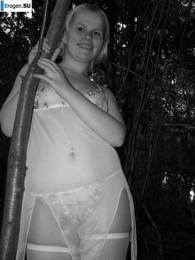Appetizing magnificent blonde spread her legs right on the grass. Slide 20