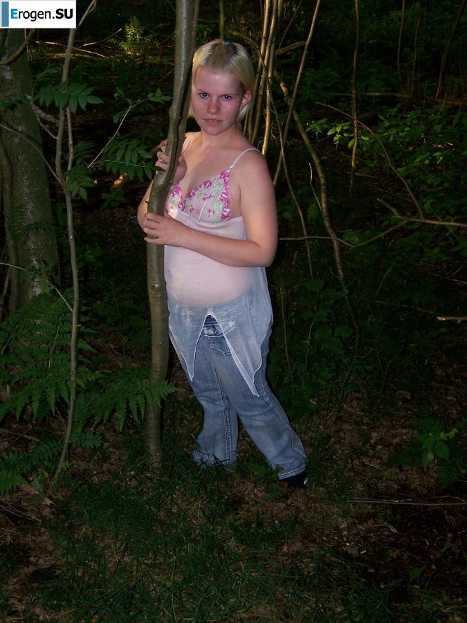Appetizing magnificent blonde spread her legs right on the grass. Slide 5