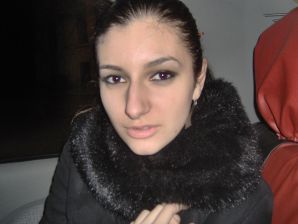 Восточная красавица показывает попку в одежде и без. Эскиз 8