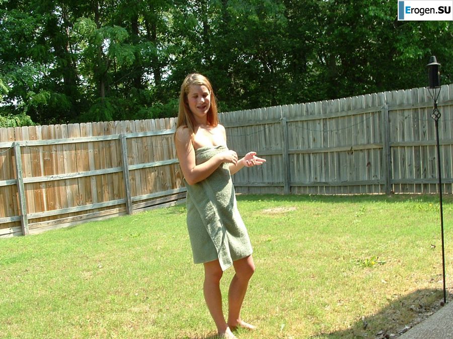 A blonde with a beautiful figure poses naked on the lawn. Part 4. Slide 19