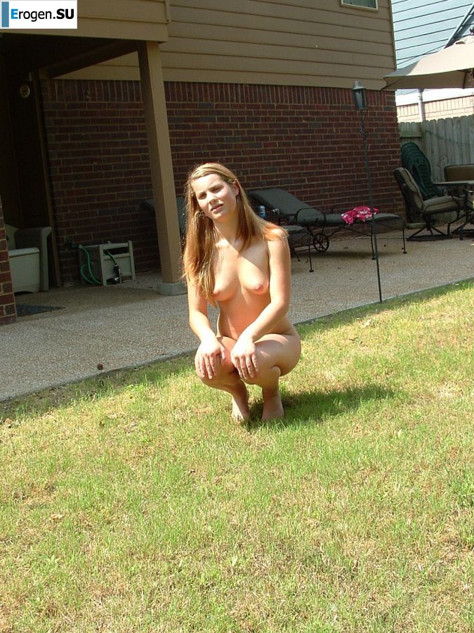 A blonde with a beautiful figure poses naked on the lawn. Part 4. Slide 25