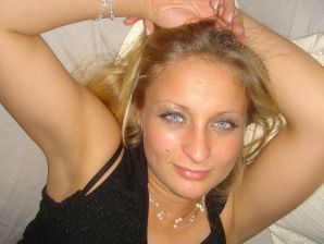 Милая блондинка в розовых трусиках показала упругие сиськи. Часть 4. Эскиз 11