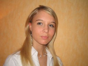 Молодая блондинка в чулках раздвигает ноги на диване. Часть 2. Эскиз 21
