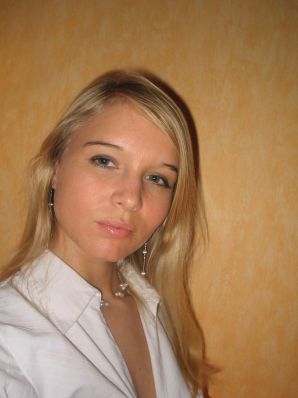 Молодая блондинка в чулках раздвигает ноги на диване. Часть 2. Эскиз 24