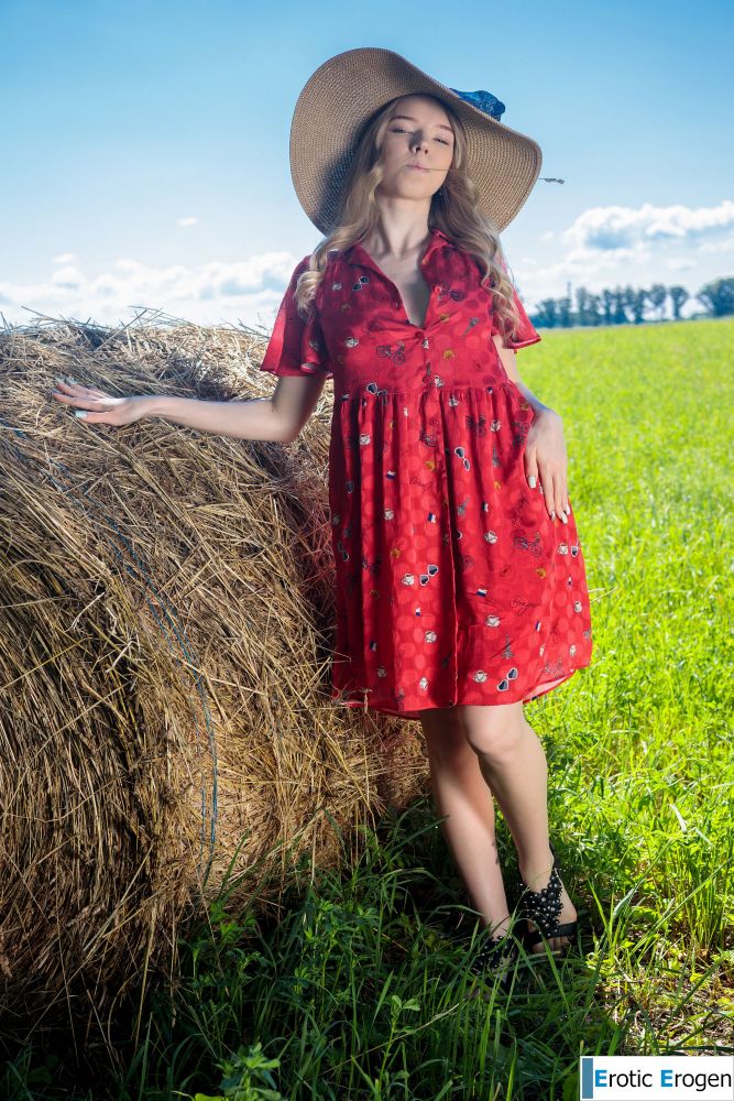 Kitty Kate in Hayloft. Picture 1
