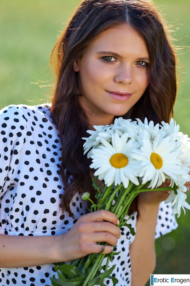 Elena Max in Wild Daisies. Фото 1
