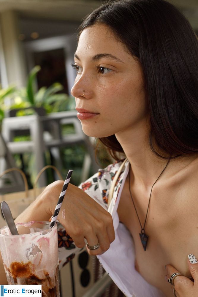Julia Campos in Milkshake Cumbia. Слайд 10