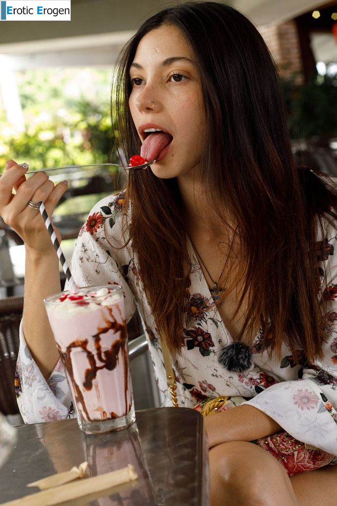 Julia Campos in Milkshake Cumbia. Слайд 6