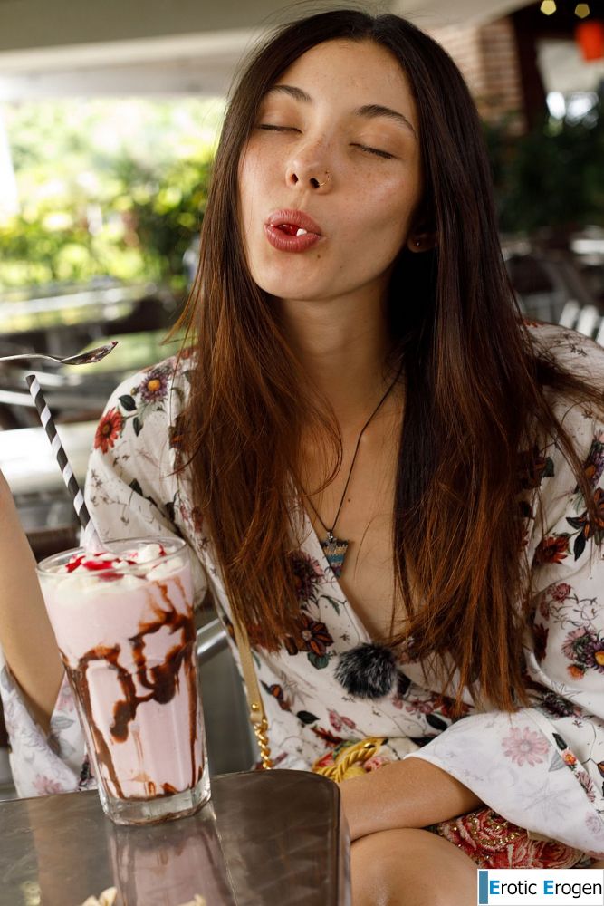 Julia Campos in Milkshake Cumbia. Слайд 7