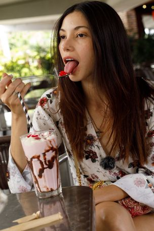 Julia Campos in Milkshake Cumbia. Thumb 6