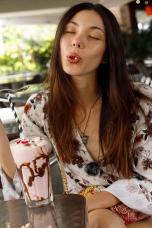 Julia Campos in Milkshake Cumbia. Thumb 7