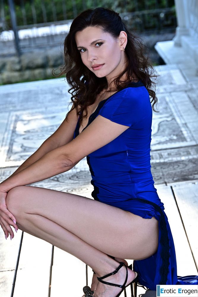 Suzanna A in Pillars. Фото 8