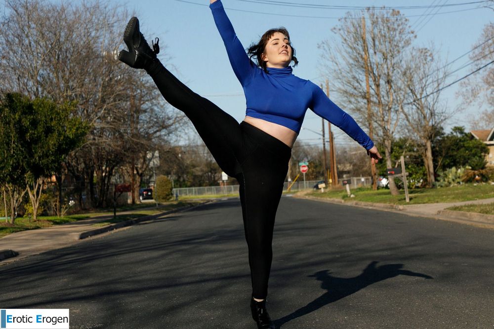 Jenna Phillips in Bottoms Up Pup. Фото 9