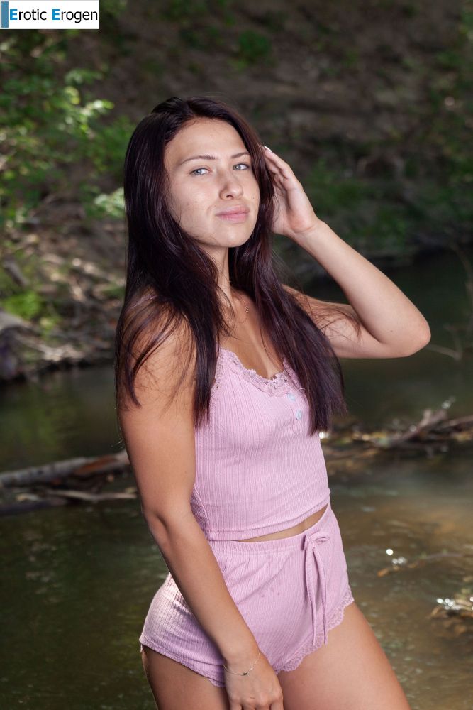 Melania in Gentle Stream. Фото 1
