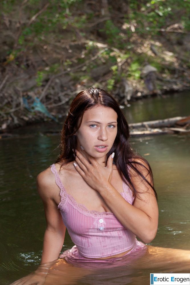 Melania in Gentle Stream. Фото 17