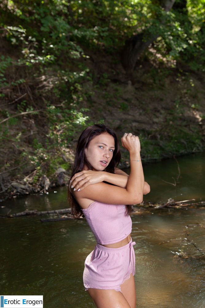 Melania in Gentle Stream. Фото 5