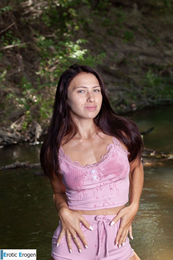 Melania in Gentle Stream. Фото 7