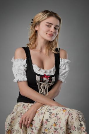Marria Leeah in Flowers In The Hair. Эскиз 1