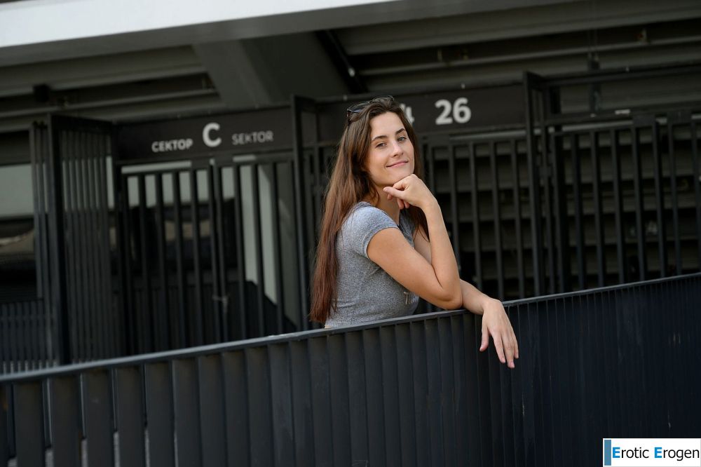 Mara Blake in Toujours Positif. Picture 3