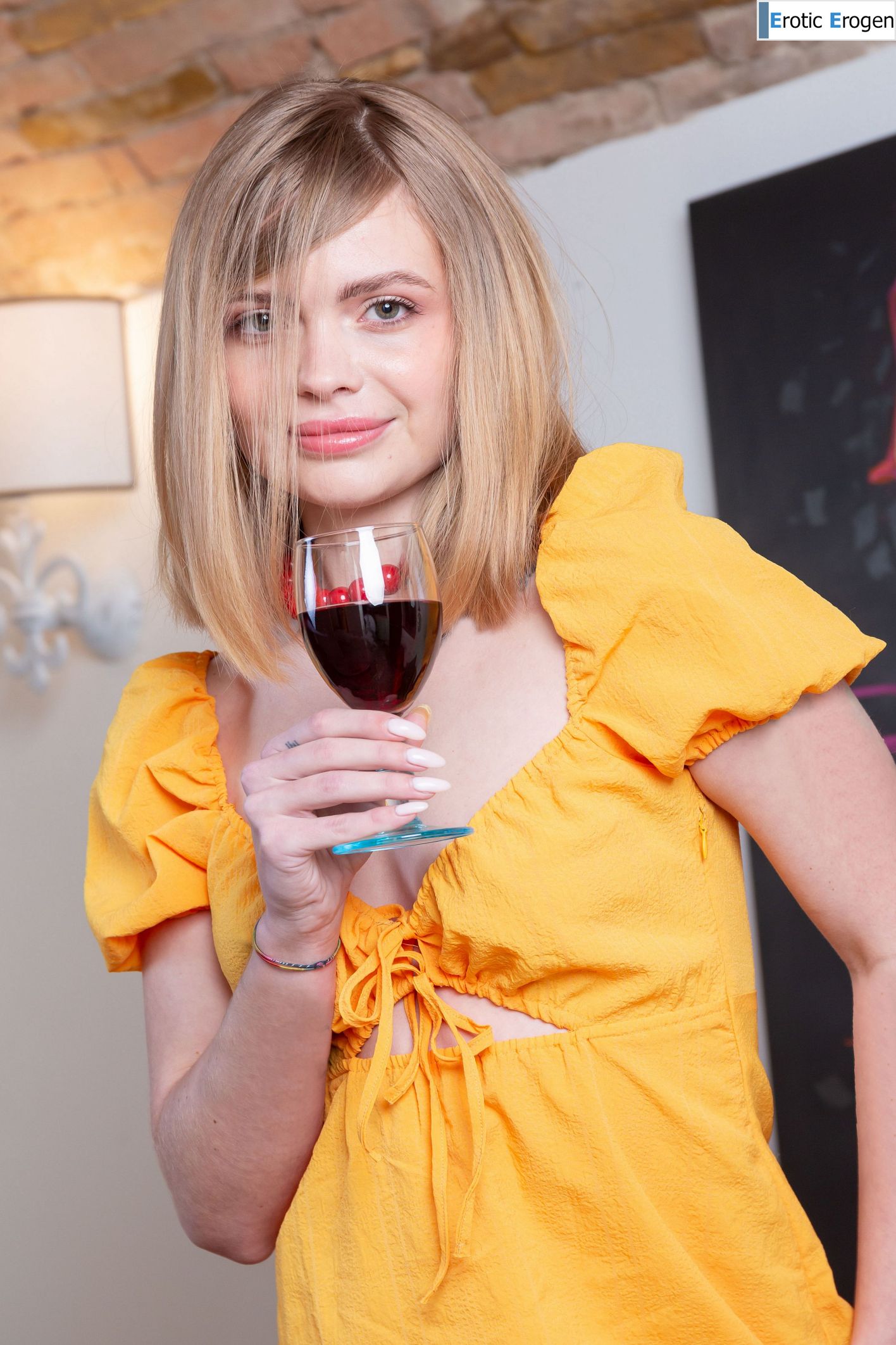 Sia Belle in Strike A Pose. Фото 3