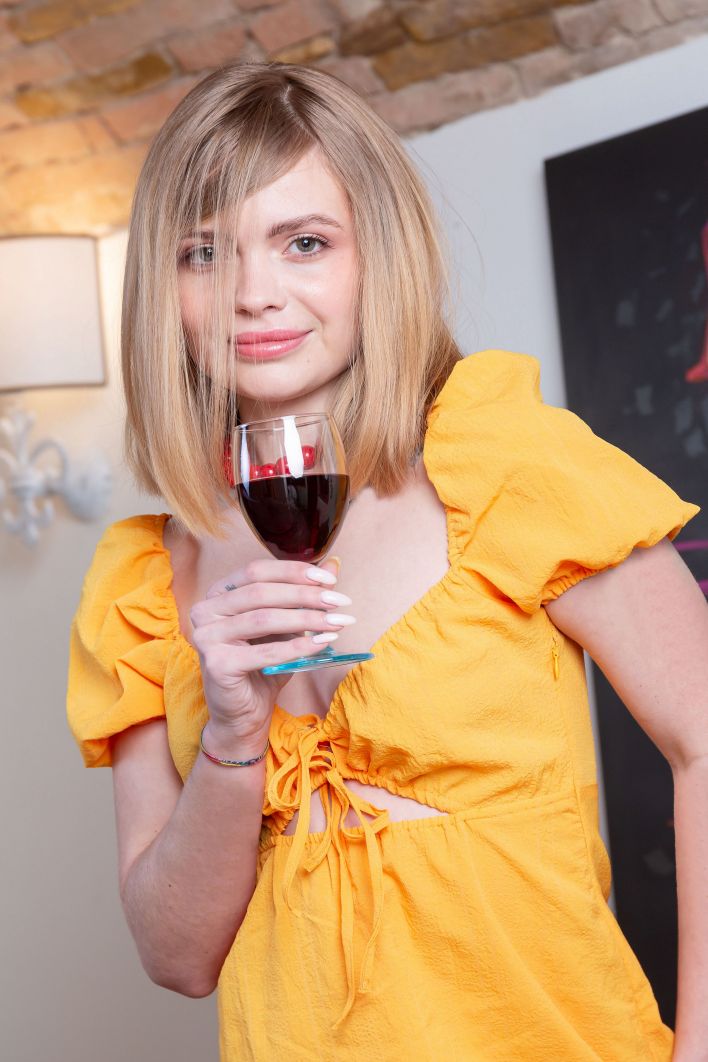Sia Belle in Strike A Pose. Thumb 3