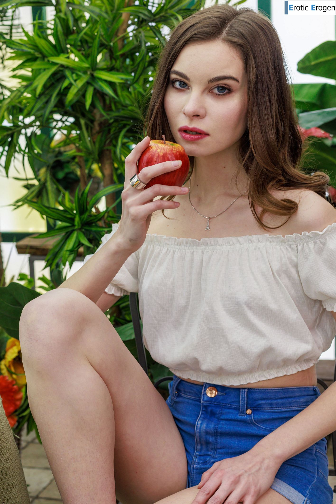 Dana in Tropical Garden. Picture 4