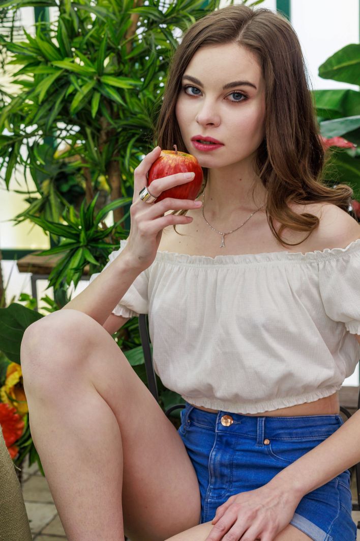 Dana in Tropical Garden. Thumb 4